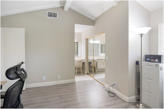 Building Photo - 2 Bedroom Condo In Malvern Creek!