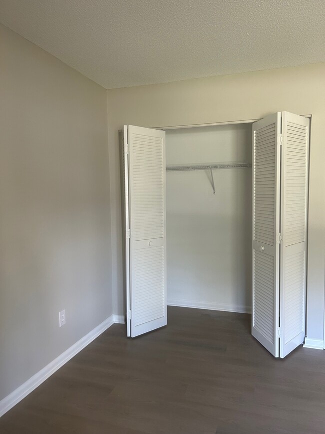 Building Photo - 559 Fairways Cir
