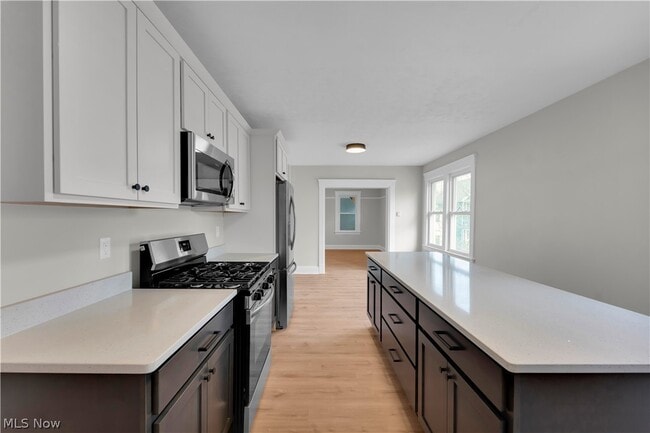 Building Photo - 1330 W 67th St