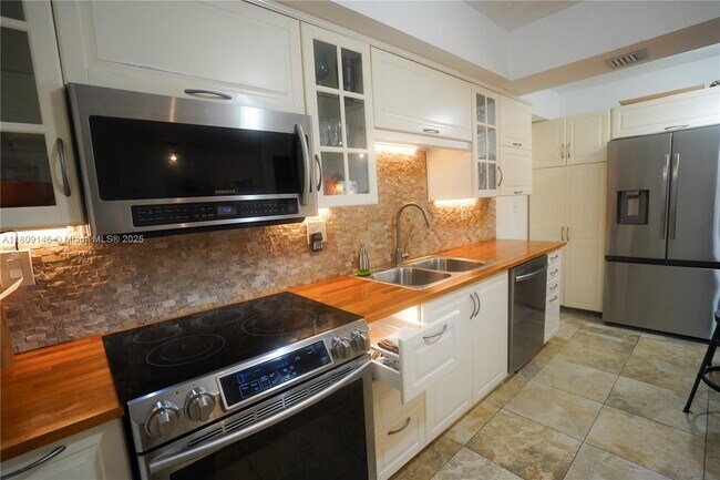Building Photo - 18031 Biscayne Blvd