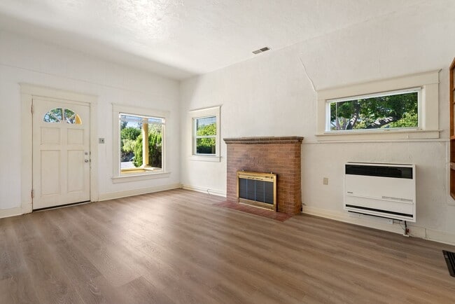 Building Photo - 5 Bedroom 2 Bathroom House - AVAILABLE JULY 2026 - MAY 2027