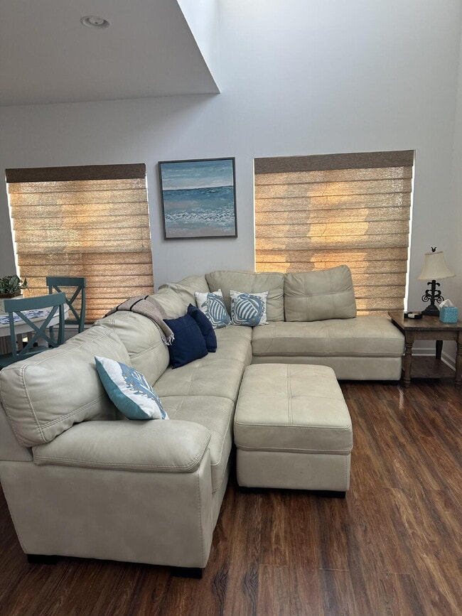 Building Photo - Great townhome 3/2 fully furnished!