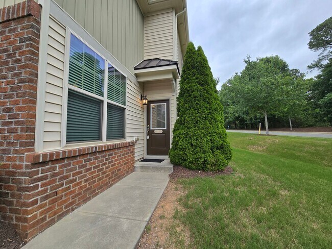 Building Photo - Thompson Ridge Gem!