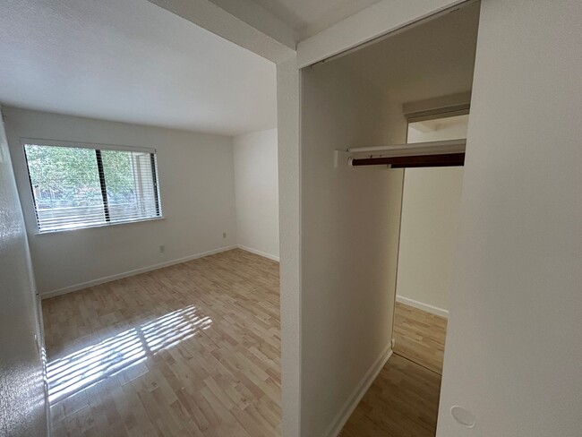 Building Photo - Gorgeous move-in-ready, 2 bedroom/2 bathro...