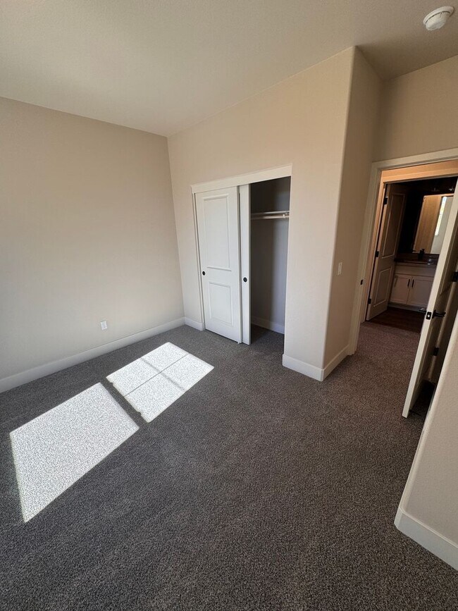 Building Photo - NEW! 3/2.5/2 Townhome in Gardnerville