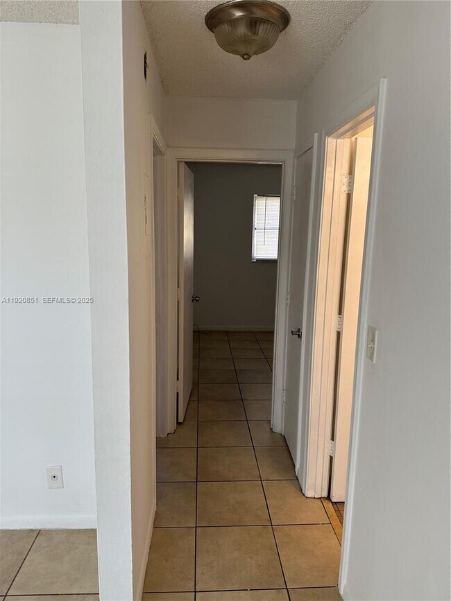 Building Photo - 5180 NE 6th Ave