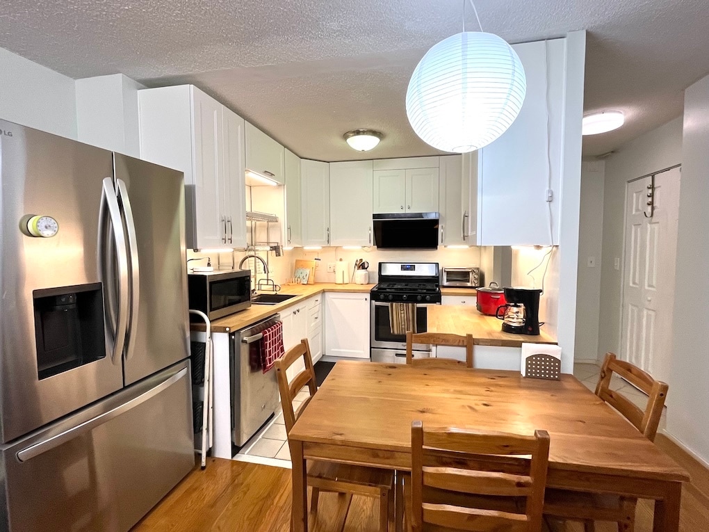 Fully equipped kitchen - 33 Pond Ave
