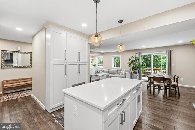 Building Photo - 4880 Chevy Chase Dr