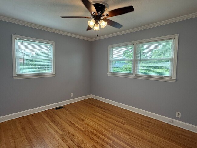 Building Photo - ** PENDING APPLICATION ** 3/2 bath home - Town Acres School District!