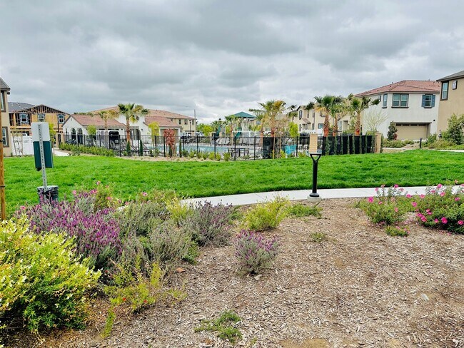 Building Photo - Newly Built 3 Bed Condo for Rent in Winche...
