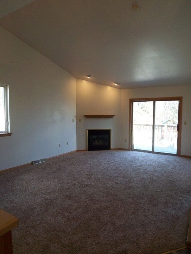 Building Photo - Open Concept 3BD/2.5BA Bi-Level Townhouse