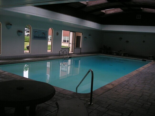 Building Photo - Spanish Towers 2 bed/1bath