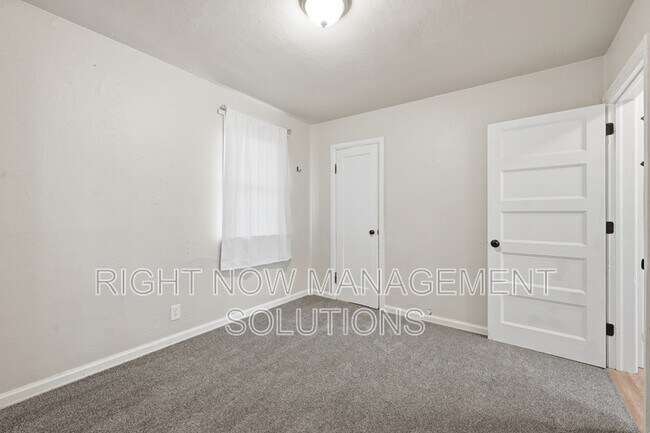 Building Photo - 415 W Linden St