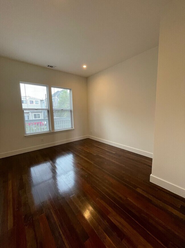 Building Photo - 1/2 Off First Month's Rent, 6Bdrm, 3Bath