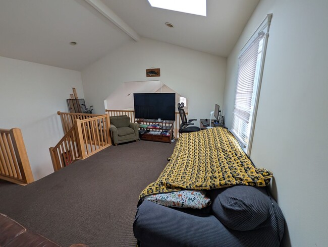 Building Photo - Rarely on the Market! Luxury 4-Bed/3-Bath Duplex in Lincoln Park