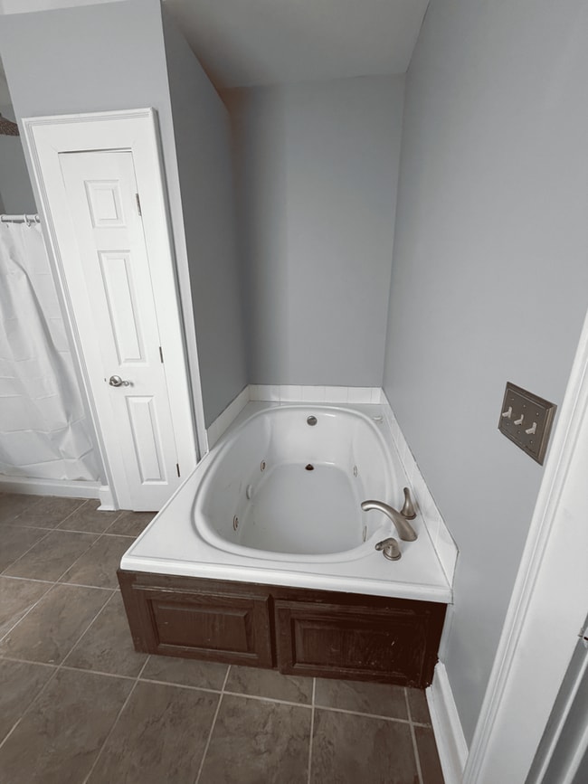 Building Photo - 2,000 square feet - Residential or Commercial Use