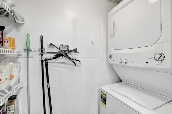 Building Photo - 9999 Summerbreeze Dr