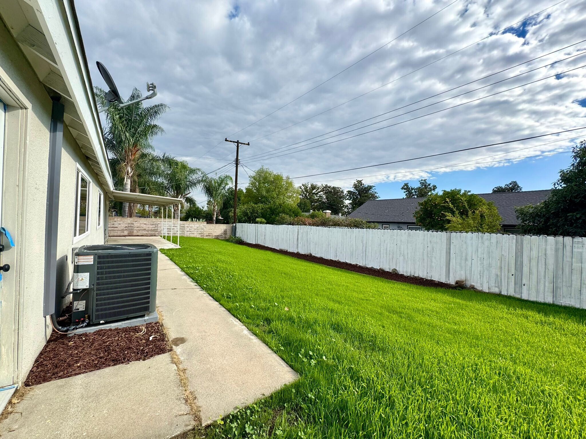 Building Photo - 251 E Heather St