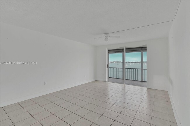 Building Photo - 2980 Point E Dr
