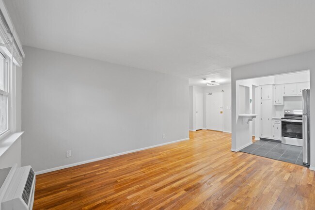 Building Photo - 33 W 32nd St