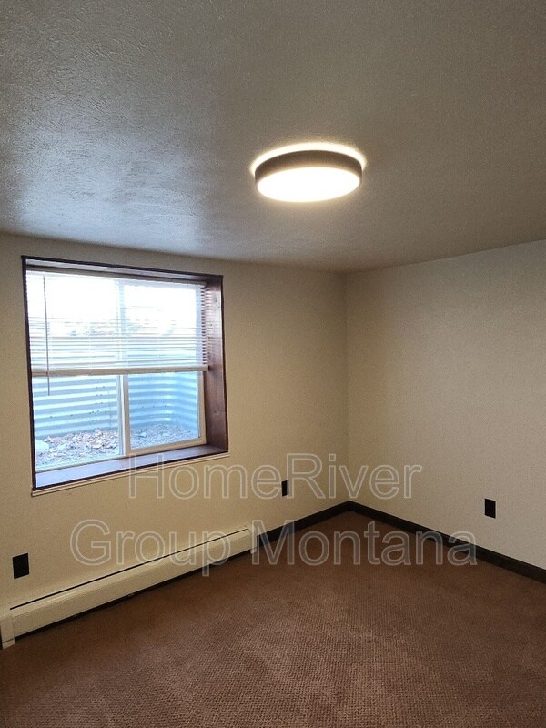 Building Photo - 724 Strand Ave