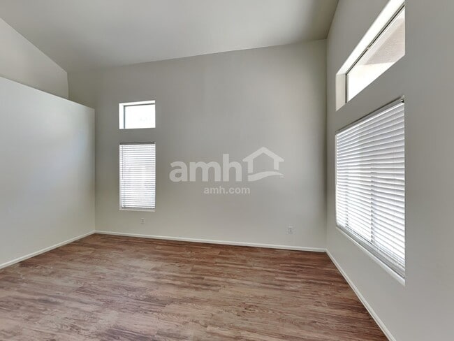 Building Photo - 466 E Penny Ln