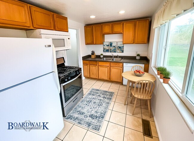 Building Photo - Charming Brick Rambler