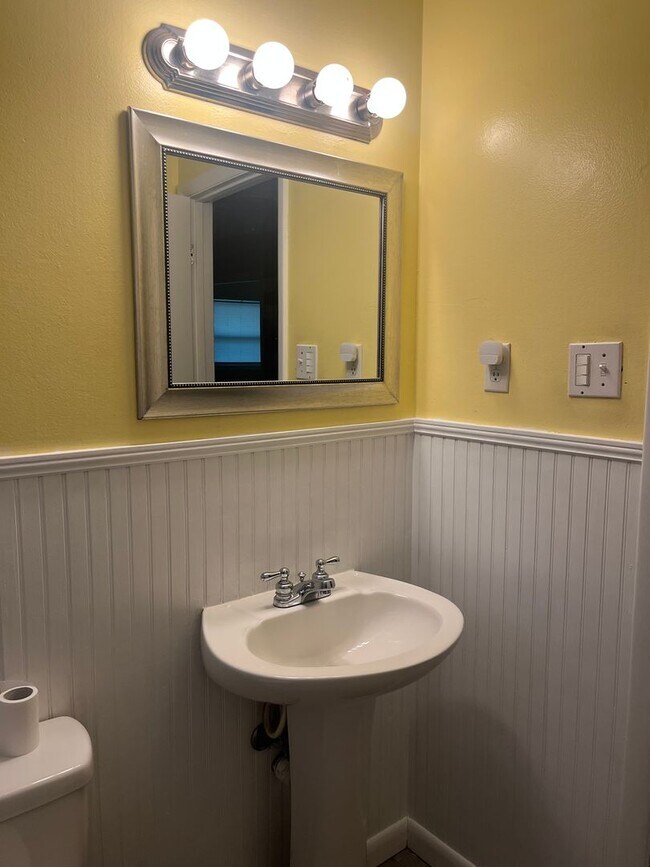 Building Photo - Convenient Jacksonville Location