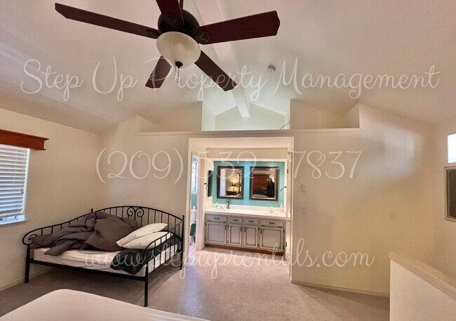 Building Photo - Charming 3-Bedroom Retreat in Gated Grovel...