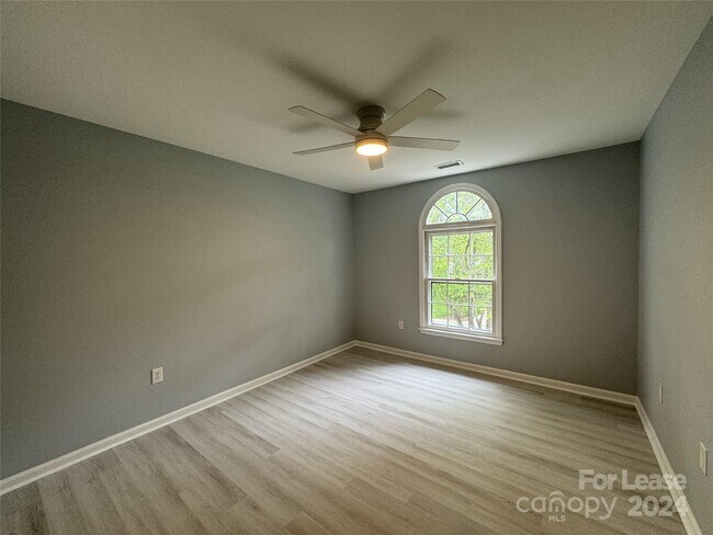 Building Photo - 129 Southhaven Dr