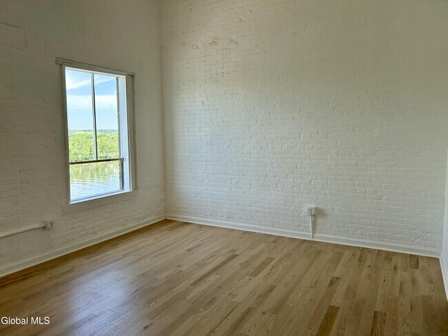 Building Photo - 155 River St