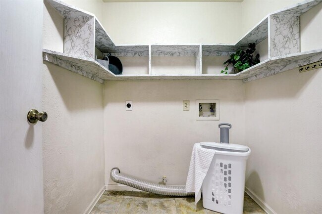 Building Photo - 15219 Silverman St