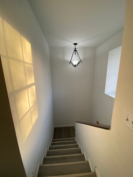 Building Photo - 1004 Kurze Ave
