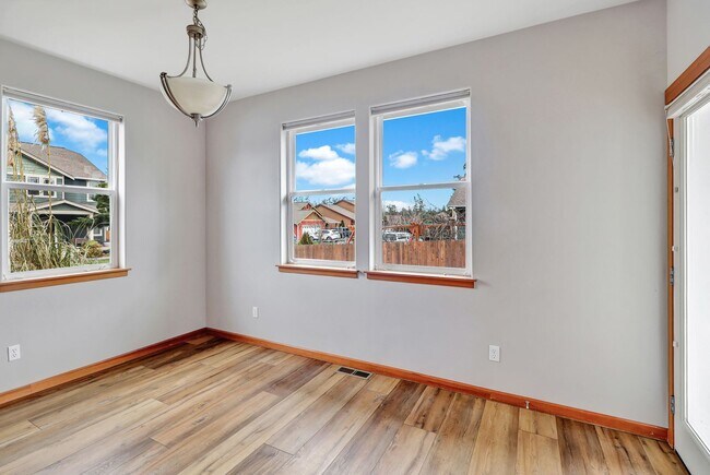 Building Photo - 3 Bed 2 Bath - Fairway Point - Pet per Approval - Fenced Backyard