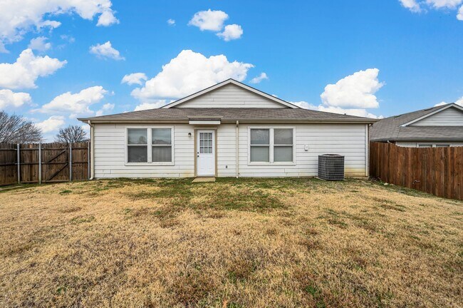 Building Photo - NEWLY REFRESHED* 3 Bedroom, 2 Bathroom in ...