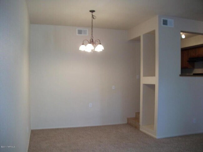 Building Photo - 2744 N Country Club Rd