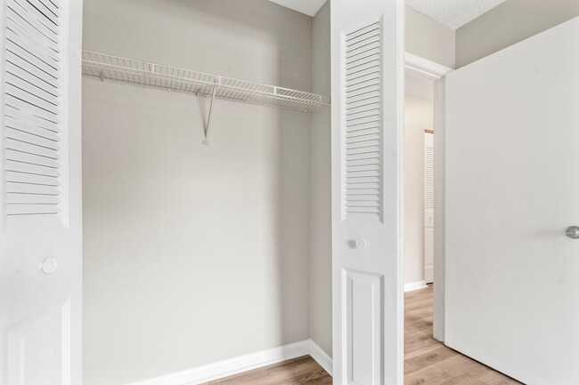Building Photo - Beautiful Temple Terrace Townhome!