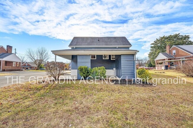 Building Photo - 3203 Roundhill Ave NW