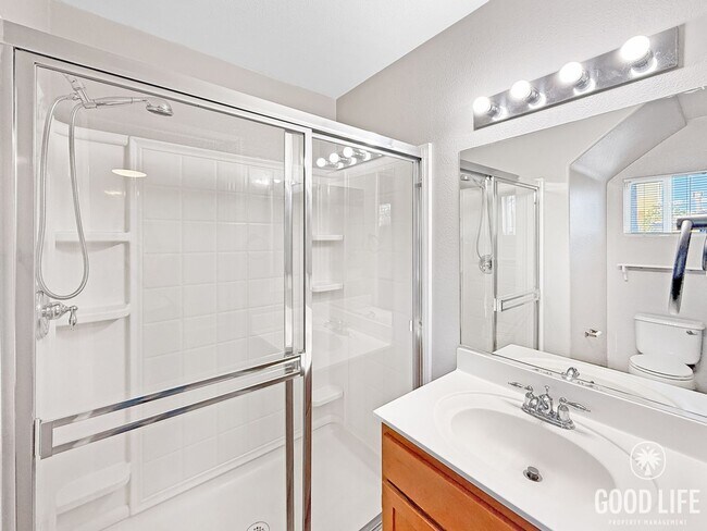 Building Photo - Stylish Eastlake Townhome with Pool Access...