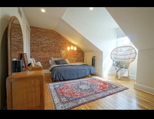 2nd bedroom with closet - 165 Home St