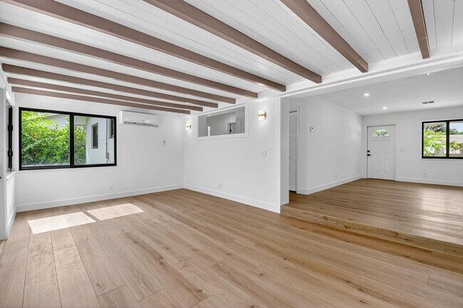 Building Photo - 143 SE 27th Way