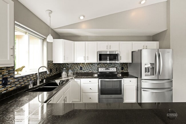 Building Photo - MUST SEE! | 4 BEDROOM 2.5 BATHROOM HOUSE |...