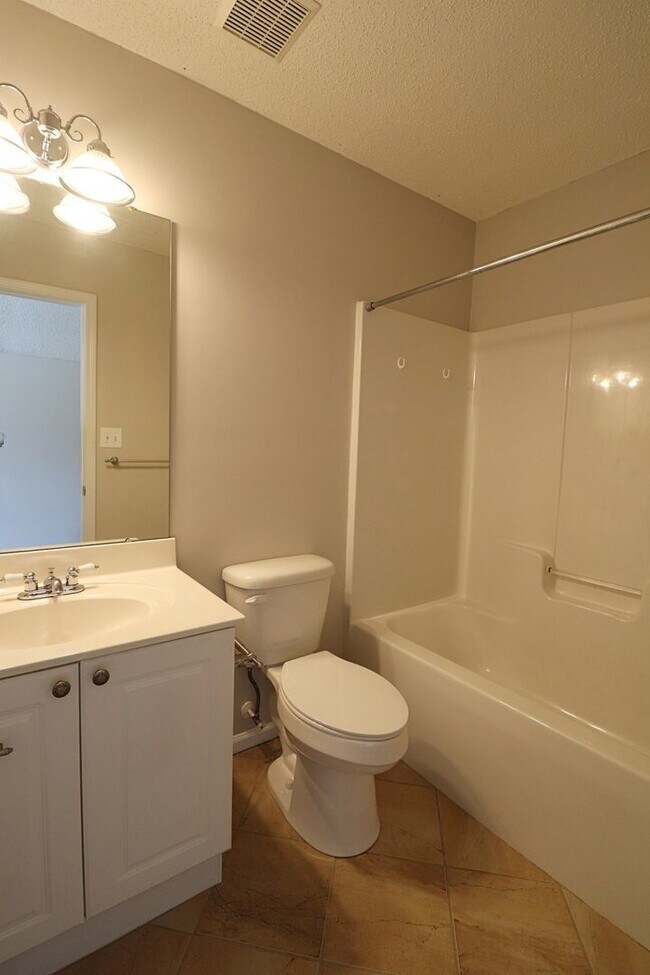 Building Photo - Light and Bright End unit 3 bdrm 2 bath to...
