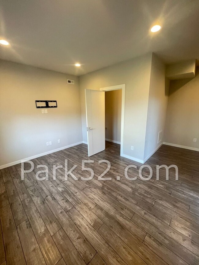 Building Photo - Beautiful Tri-Level 3 Bedroom Home in University Place