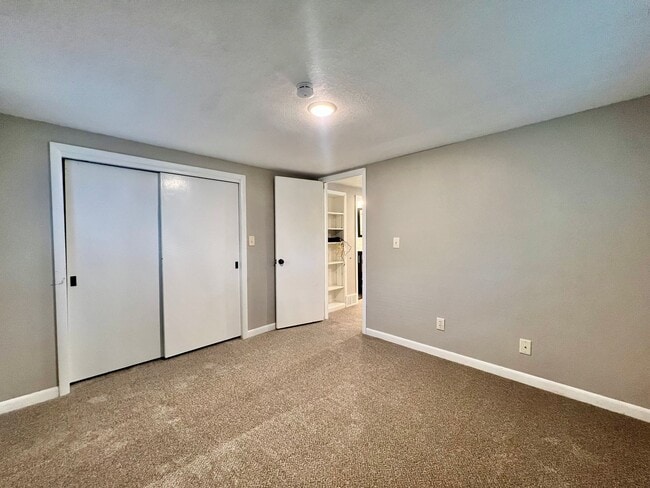 Building Photo - 4 bed 2 bath with big garage!