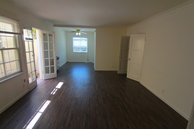 Primary Photo - 5940 Melrose Ave