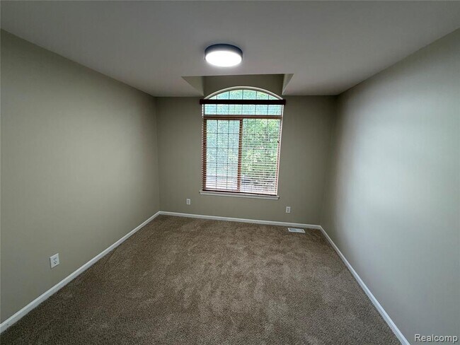 Building Photo - 27424 Rosewood Ct