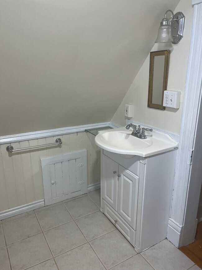 Bathroom - 800 Holter St