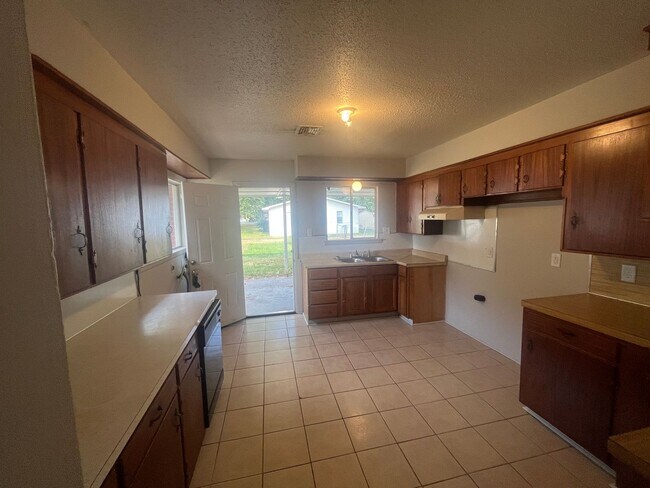 Building Photo - Nice large 3 BR. 1.5 Bath home for rent in Lonoke