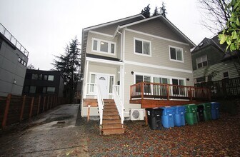 Building Photo - NEWER CONSTRUCTION 8 BEDROOM, 3 BATH HOME BY UW!